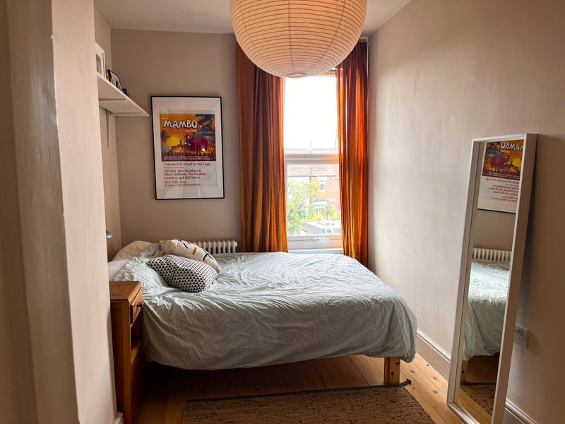 Room Lyndhurst Road in Greater London