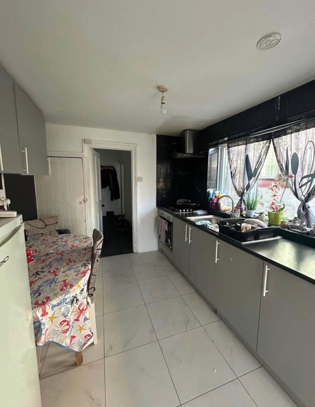 Room Trevelyan Road in Greater London