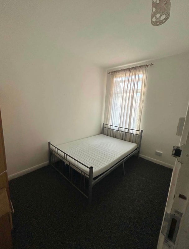 Room Trevelyan Road in Greater London
