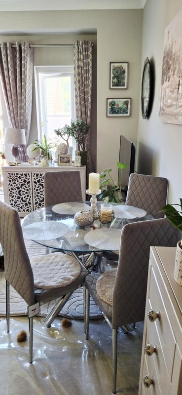 Room Halton Road in Caterham on the Hill