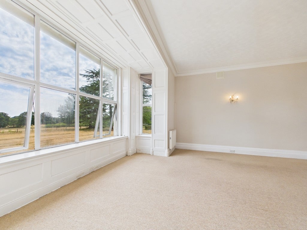 Flat Mayes Lane in Horsham