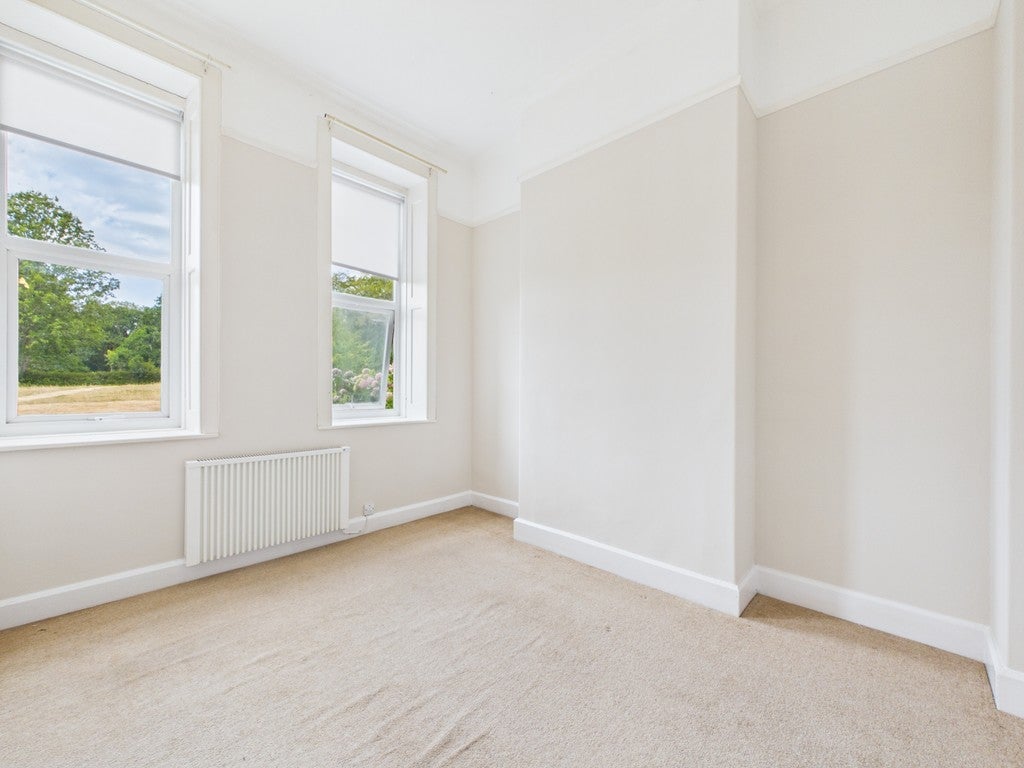 Flat Mayes Lane in Horsham