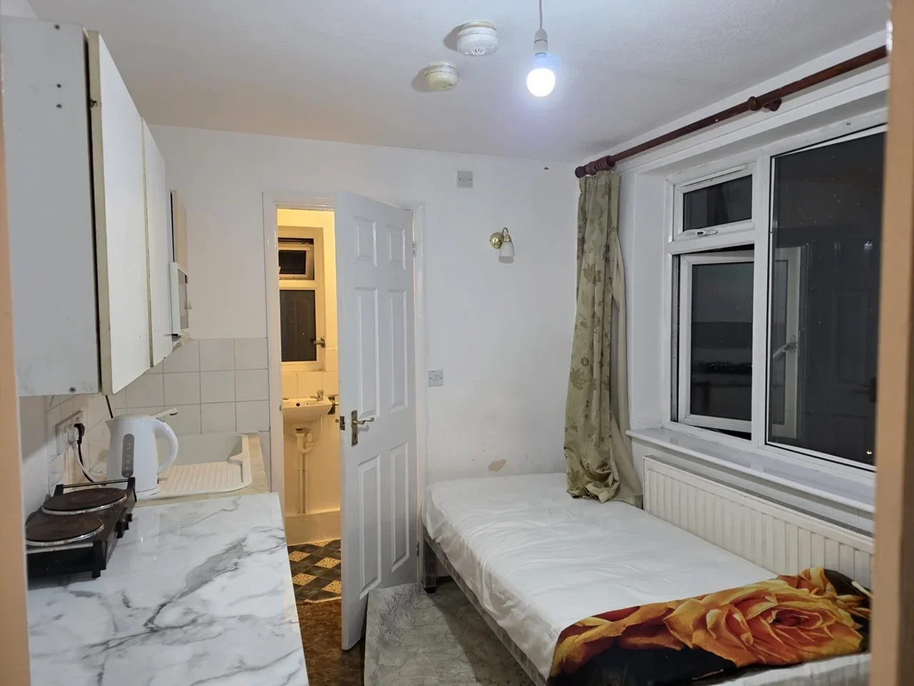 Flat Honiton Road in Greater London