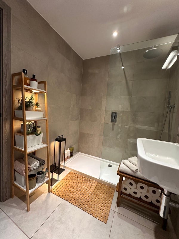 Room Plough Road in Greater London