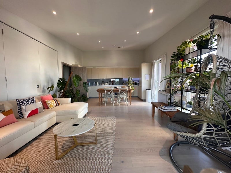 Room Plough Road in Greater London