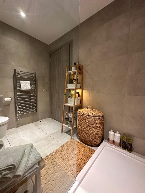 Room Plough Road in Greater London