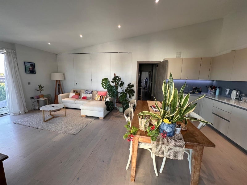 Room Plough Road in Greater London