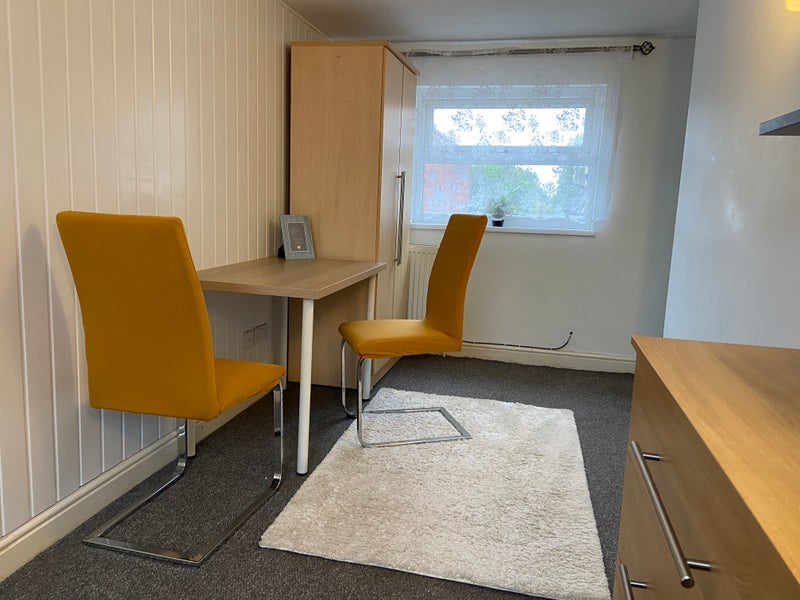 Room Chadwick Road in Salford