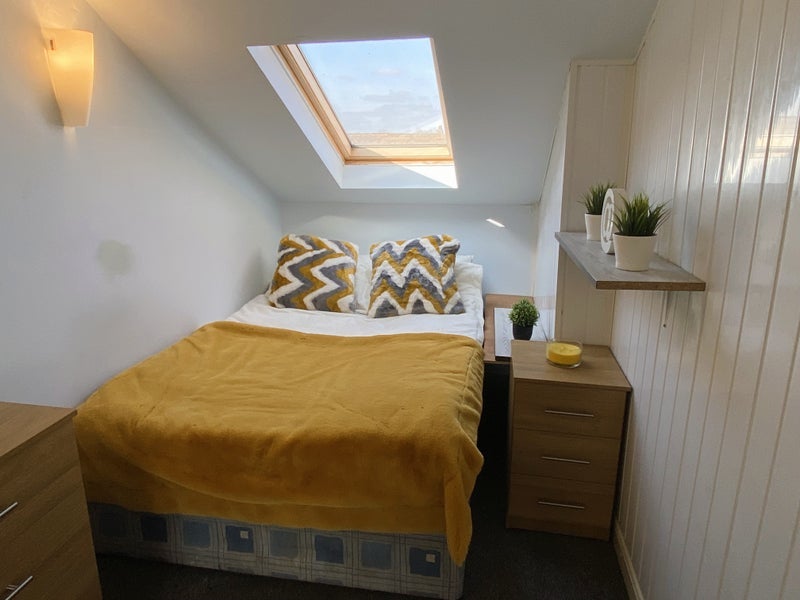 Room Chadwick Road in Salford