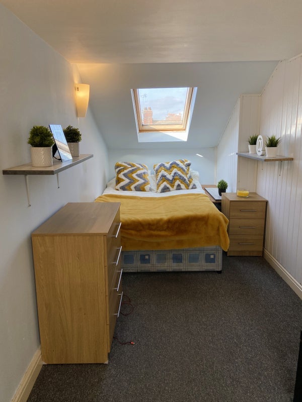 Room Chadwick Road in Salford