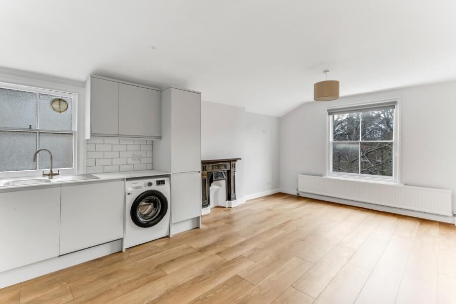 Flat Inglewood Road in Greater London