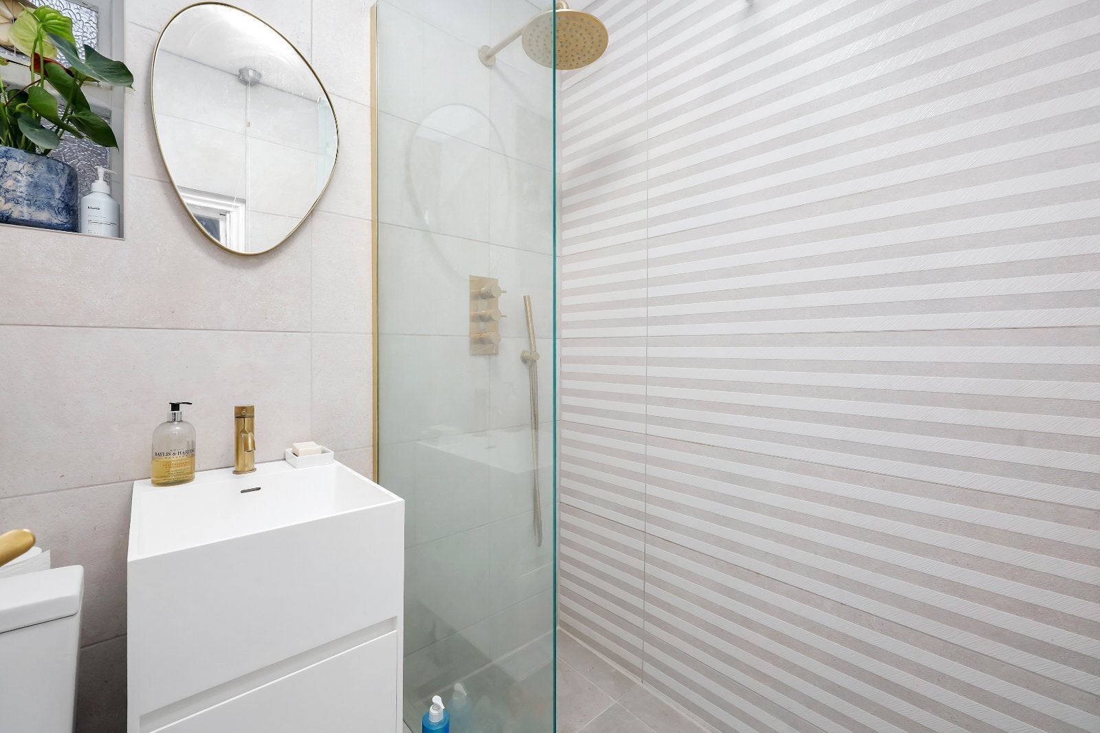 Flat Gloucester Crescent in Greater London