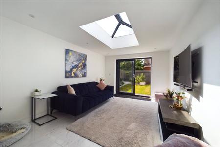 House Albert Close in Spencers Wood