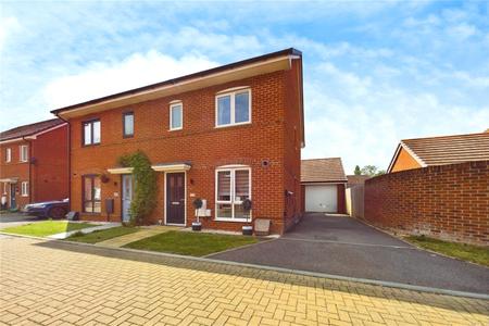 House Albert Close in Spencers Wood