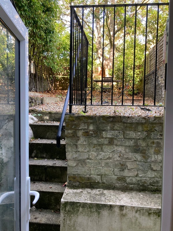 Flat Paulet Road in Greater London