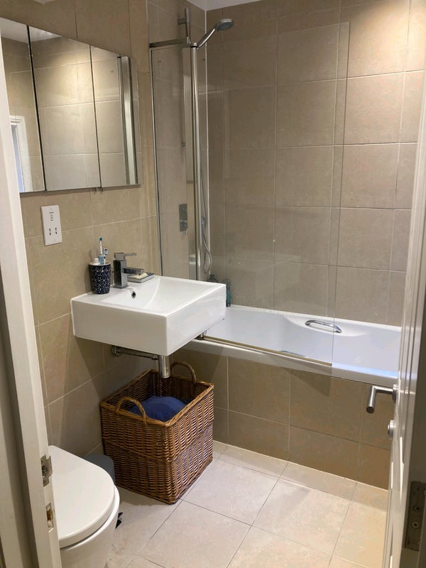 Flat Paulet Road in Greater London