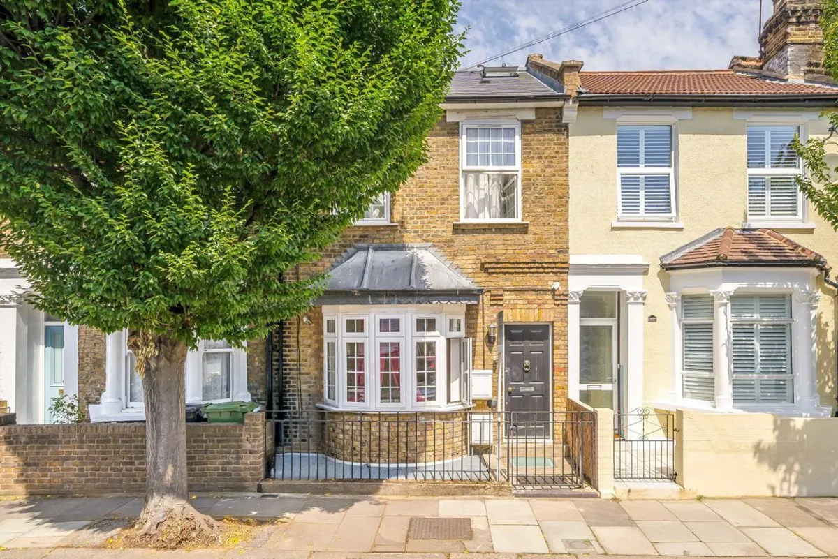 Flat Biscay Road in Greater London