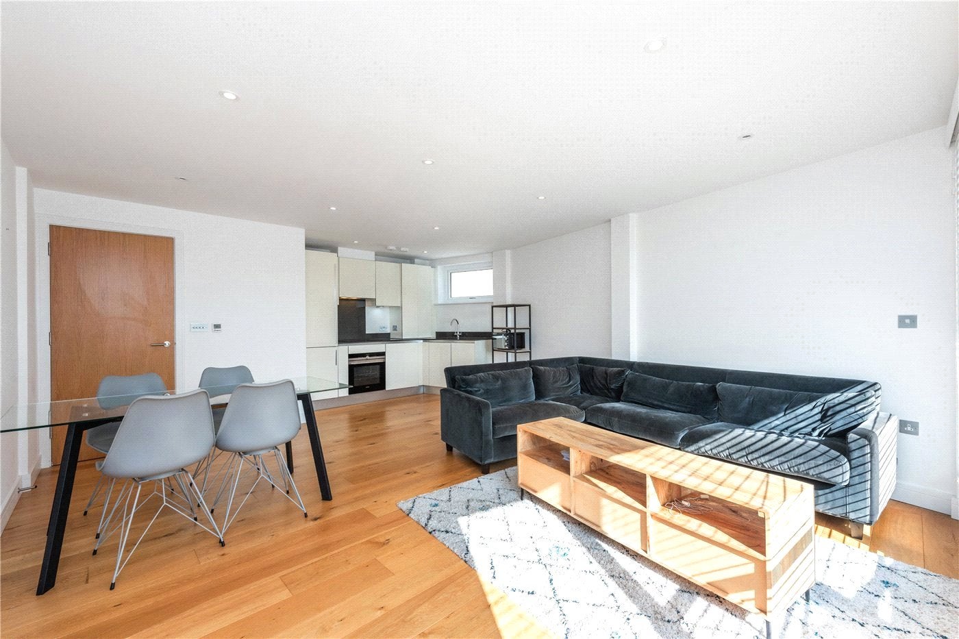 Flat Cavell Street in Greater London
