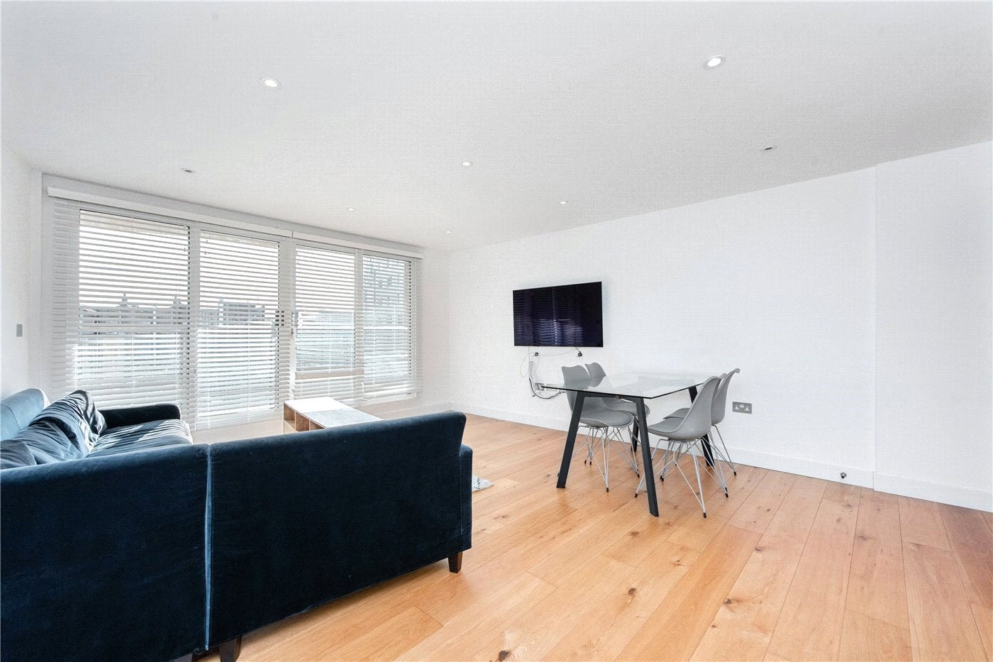 Flat Cavell Street in Greater London