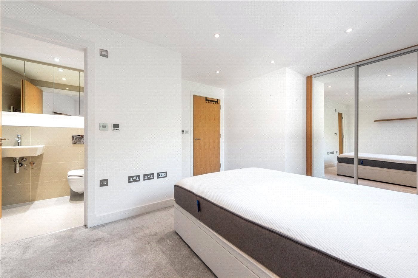 Flat Cavell Street in Greater London