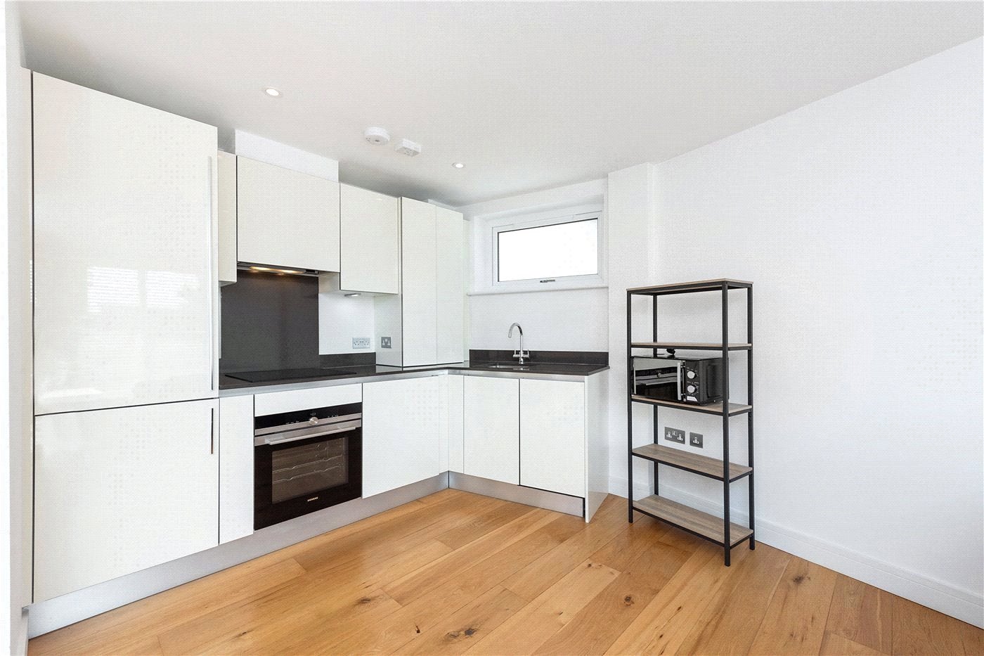 Flat Cavell Street in Greater London