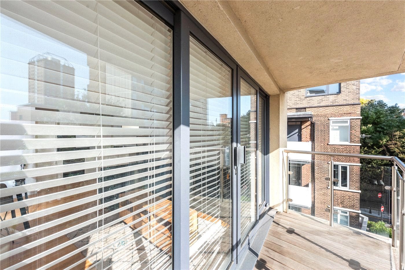 Flat Cavell Street in Greater London