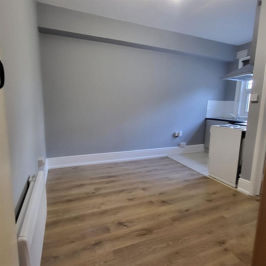 Flat Harrowdene Road in Greater London