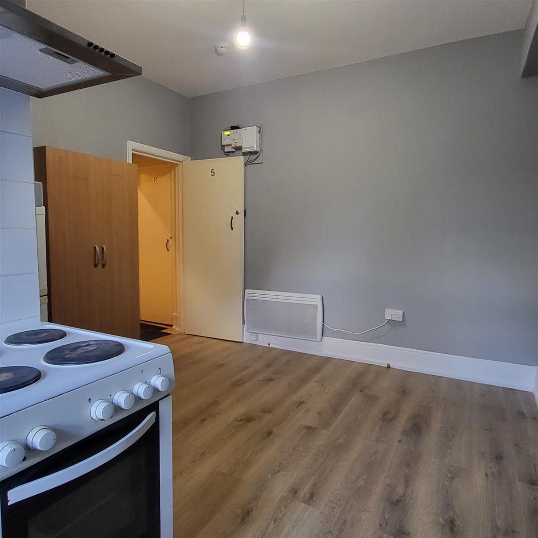 Flat Harrowdene Road in Greater London