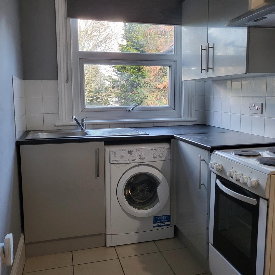 Flat Harrowdene Road in Greater London