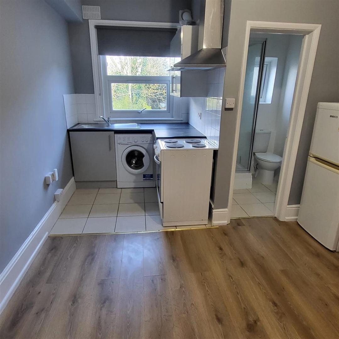 Flat Harrowdene Road in Greater London
