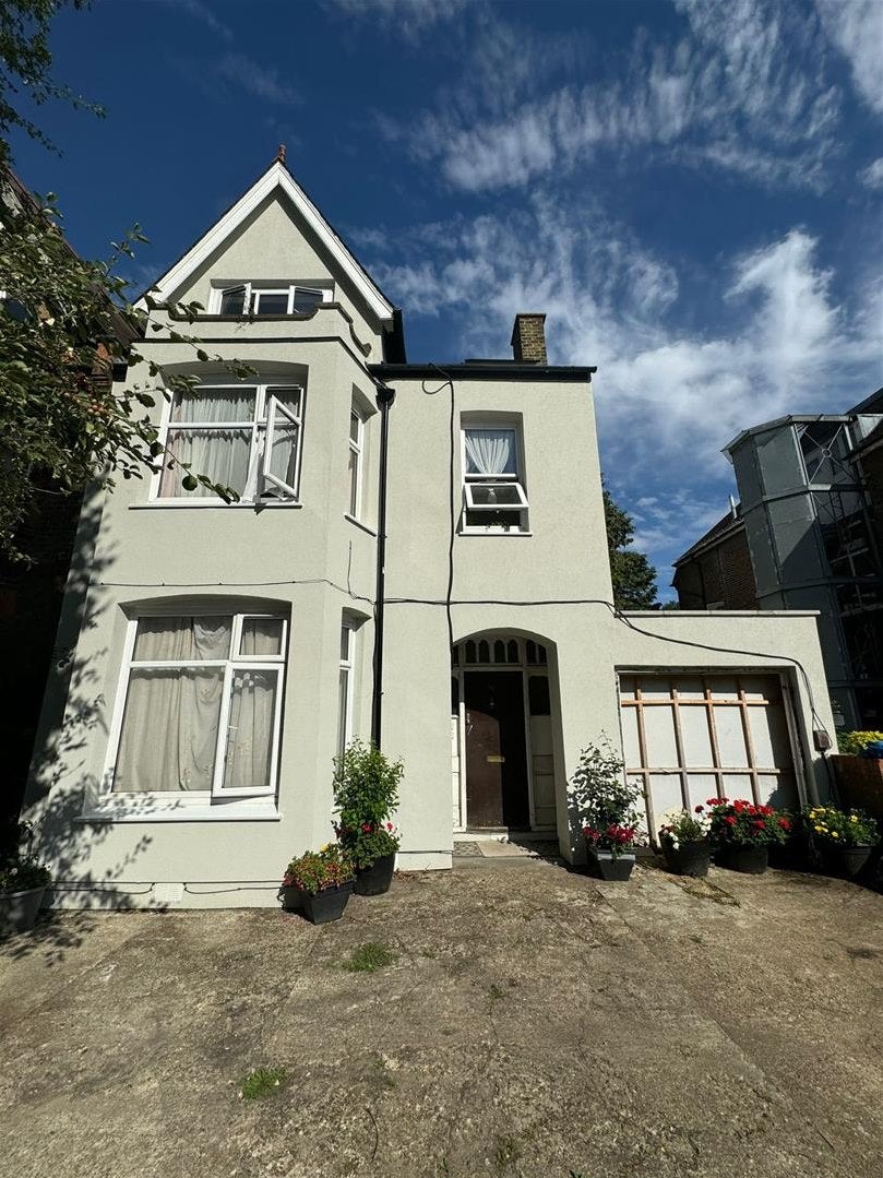Flat Harrowdene Road in Greater London