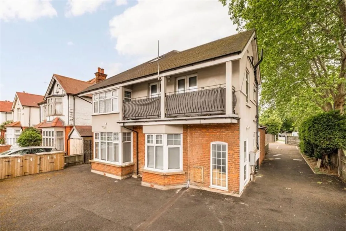 Flat Chertsey Road in Greater London