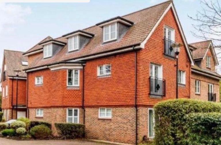 Flat Weybridge Road in Elmbridge
