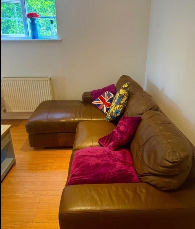 Flat Weybridge Road in Elmbridge