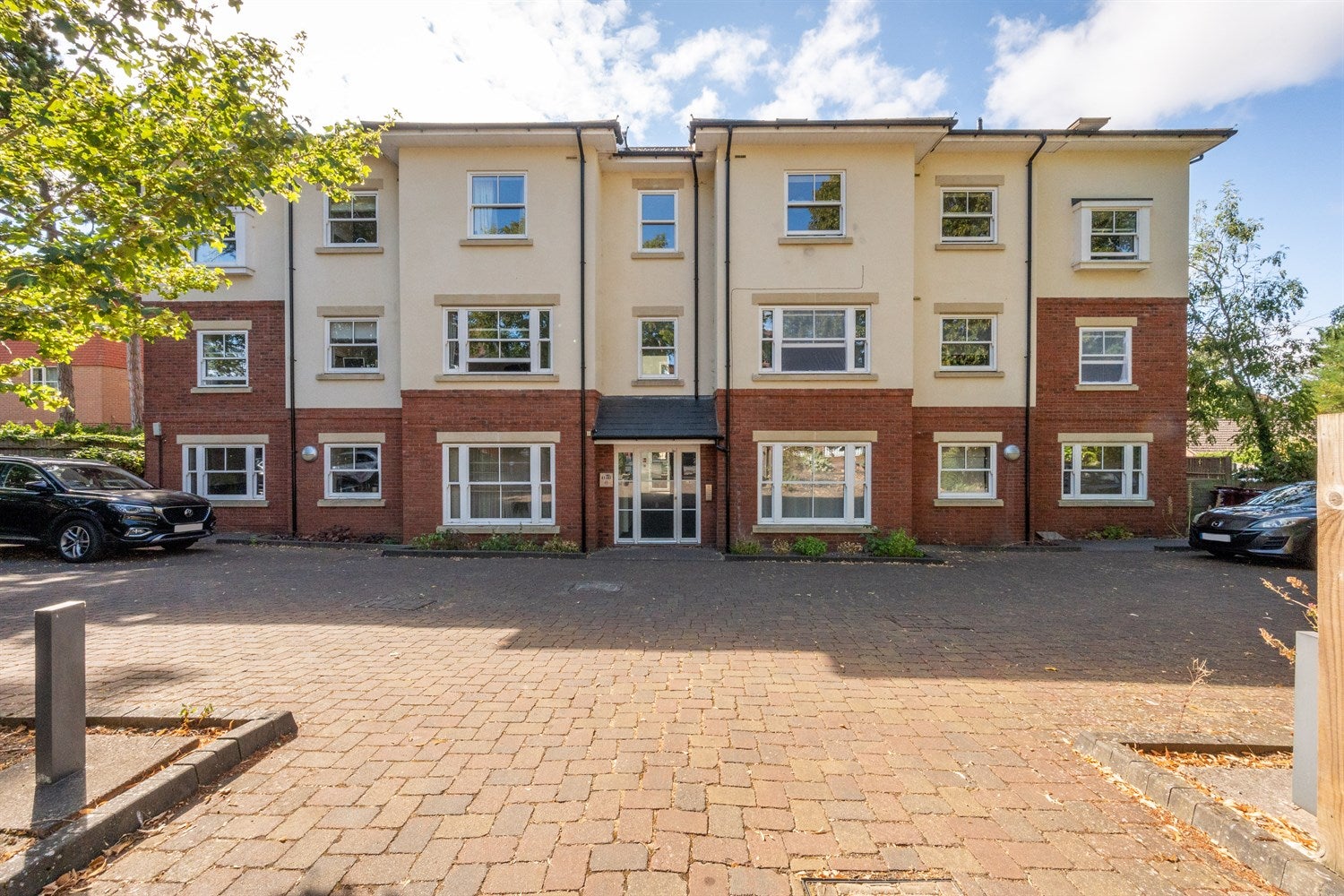 Flat Westcote Road in Reading