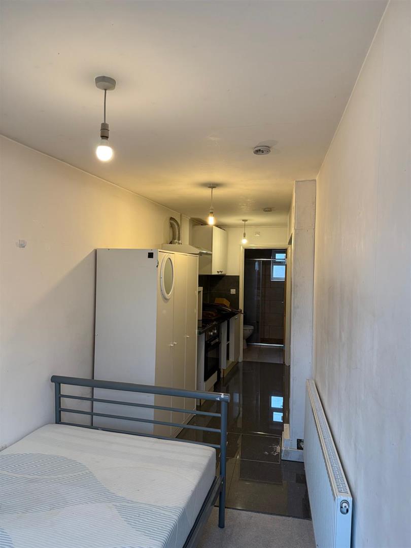 Flat Cranford Drive in Greater London
