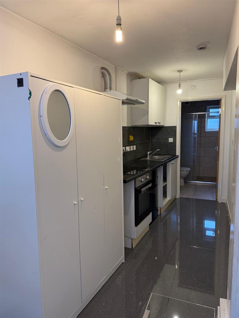 Flat Cranford Drive in Greater London