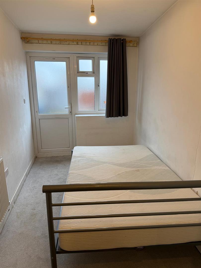 Flat Cranford Drive in Greater London