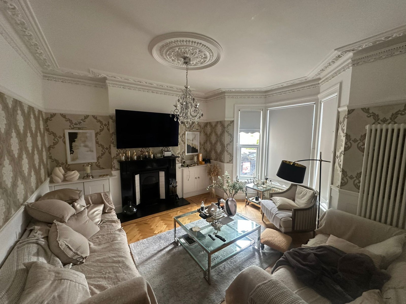 Room Manor Road in Greater London