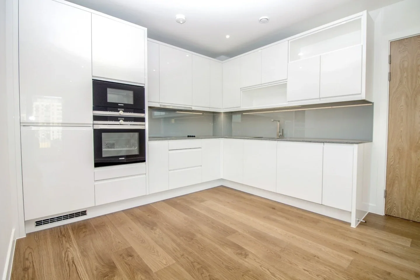 Flat Lismore Boulevard in Greater London