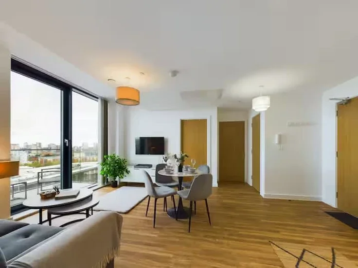 Flat Pomona Strand in Trafford