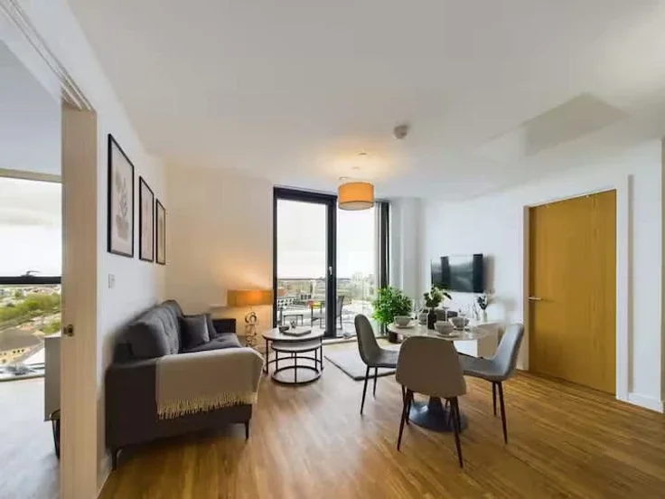 Flat Pomona Strand in Trafford