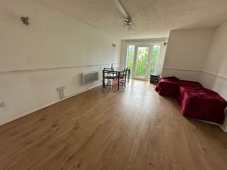 Flat Burket Close in Greater London