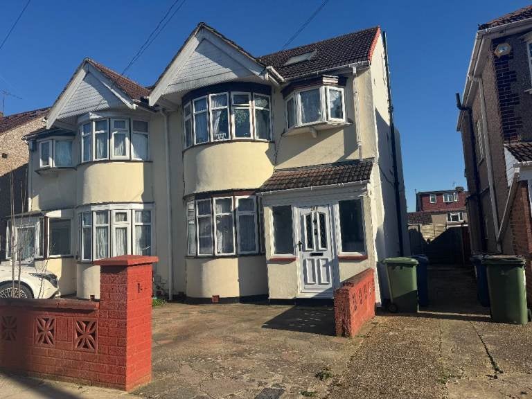 House Kenmore Avenue in Greater London