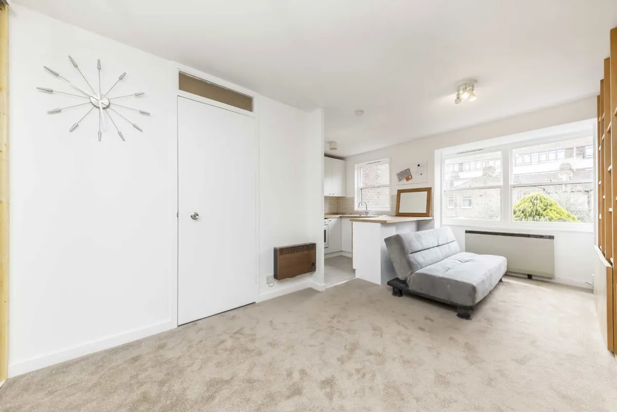 Flat Mayfield Road in Greater London