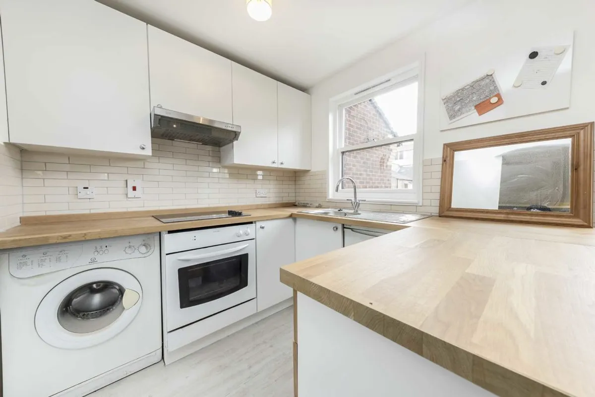 Flat Mayfield Road in Greater London