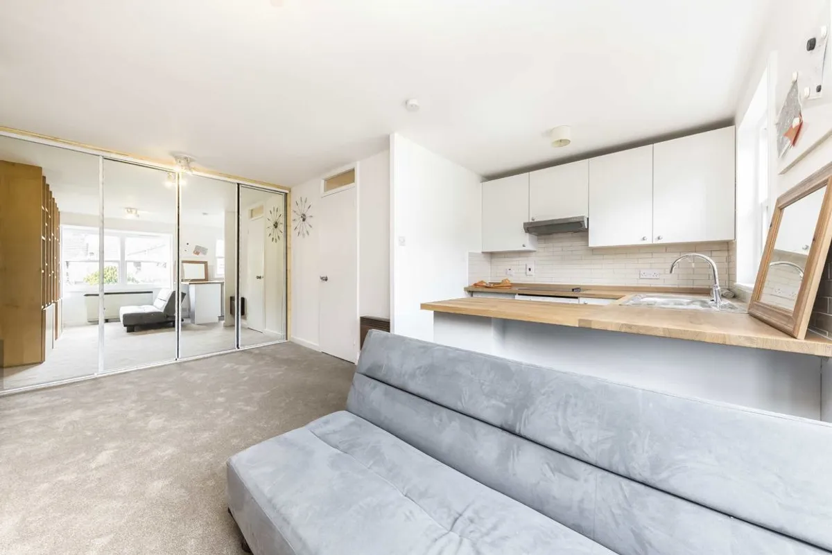 Flat Mayfield Road in Greater London