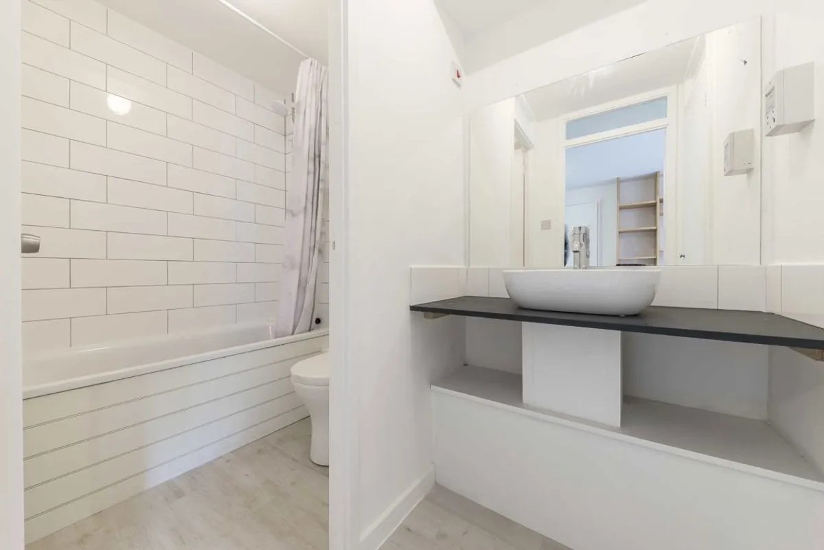 Flat Mayfield Road in Greater London