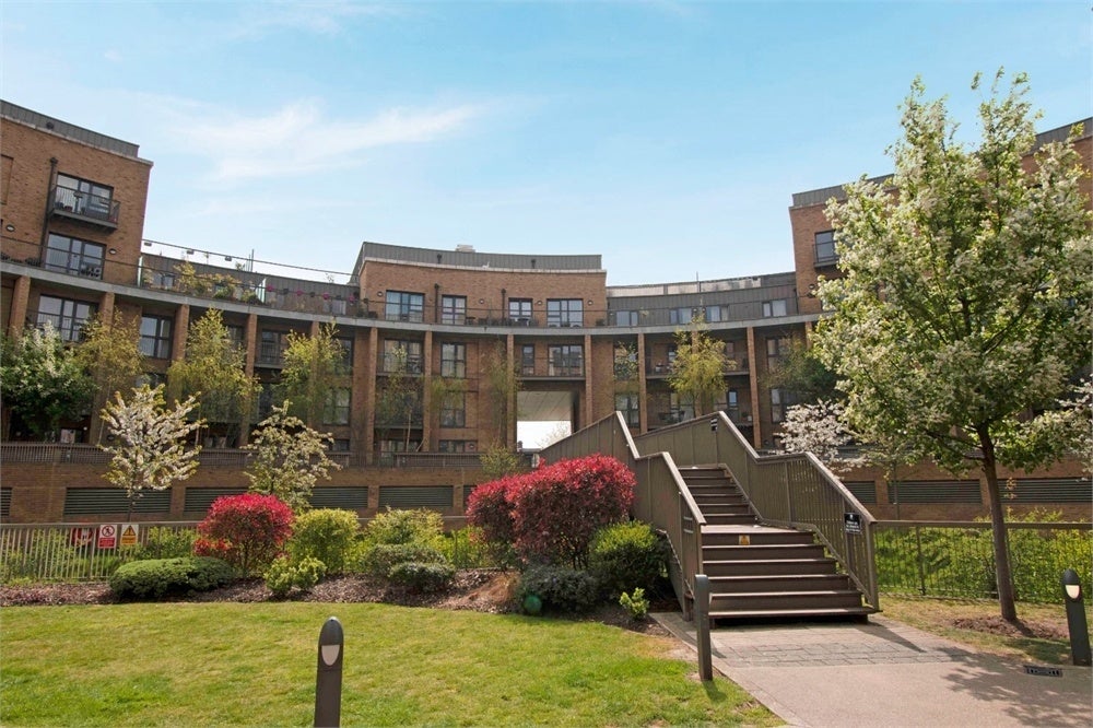 Flat Connersville Way in Greater London