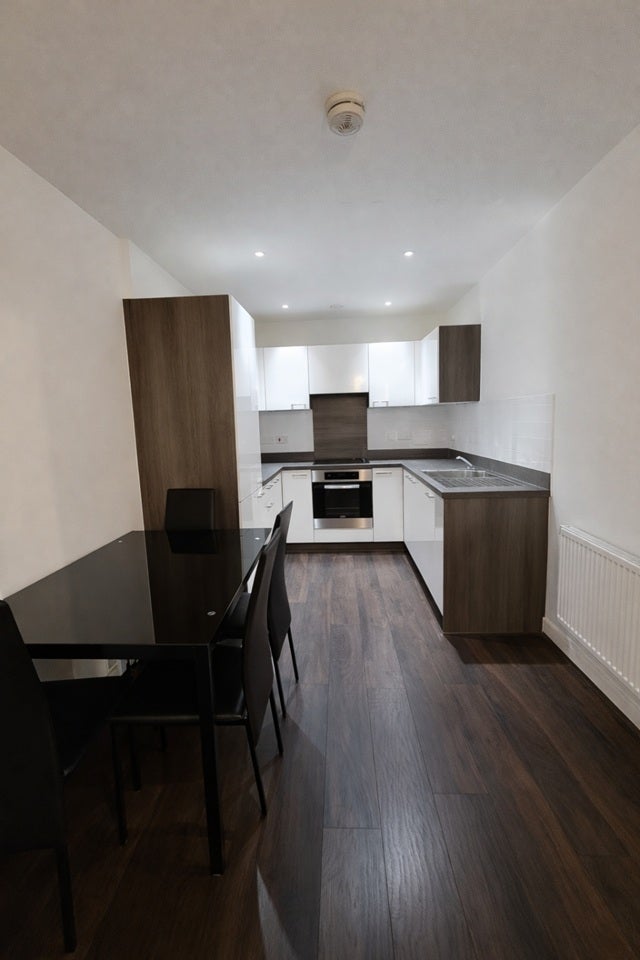 Flat Connersville Way in Greater London